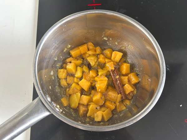 Chutney de manga caseiro: o condimento indiano agridoce que combina com tudo - Preparação Passo 4