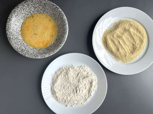 Queijo empanado crocante com batatinhas douradas na Airfryer - Preparação Passo 3