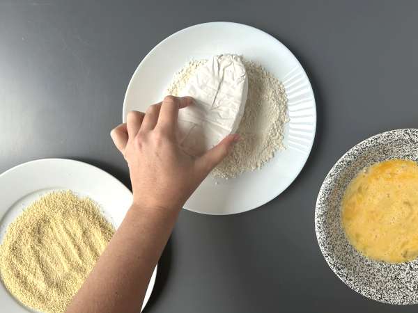 Queijo empanado crocante com batatinhas douradas na Airfryer - Preparação Passo 4