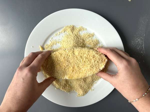 Queijo empanado crocante com batatinhas douradas na Airfryer - Preparação Passo 5