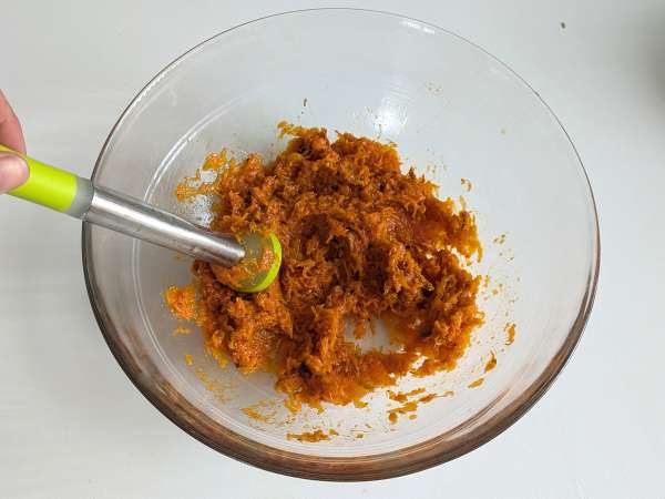 Bolo salgado de abóbora com cogumelos e queijo: sabor e conforto em cada fatia - Preparação Passo 4