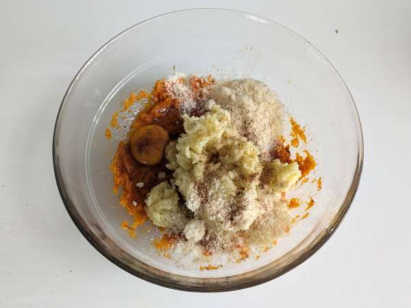 Bolo salgado de abóbora com cogumelos e queijo: sabor e conforto em cada fatia - Preparação Passo 5