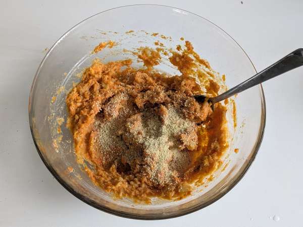 Bolo salgado de abóbora com cogumelos e queijo: sabor e conforto em cada fatia - Preparação Passo 6