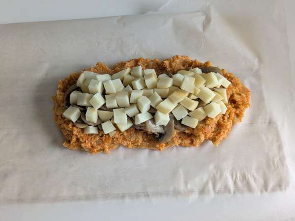 Bolo salgado de abóbora com cogumelos e queijo: sabor e conforto em cada fatia - Preparação Passo 9