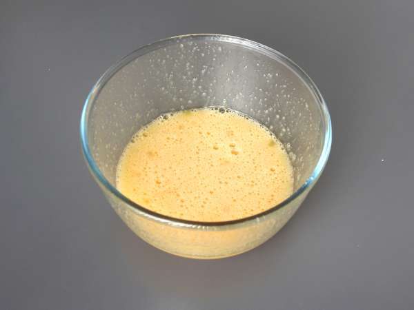Bolo de nozes superfácil feito com apenas 4 ingredientes - Preparação Passo 1