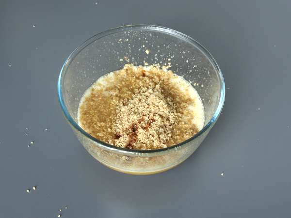 Bolo de nozes superfácil feito com apenas 4 ingredientes - Preparação Passo 3