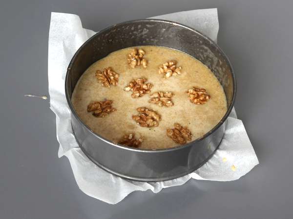 Bolo de nozes superfácil feito com apenas 4 ingredientes - Preparação Passo 5