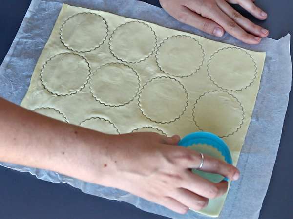 Mini folhados de Halloween com cogumelos e queijo cremoso - Preparação Passo 1