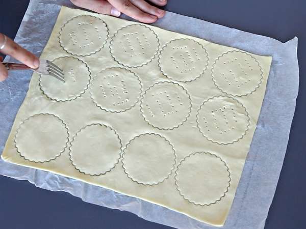 Mini folhados de Halloween com cogumelos e queijo cremoso - Preparação Passo 2