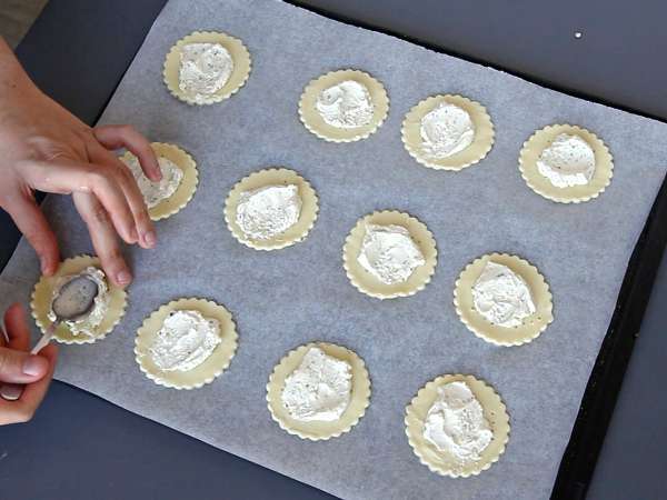 Mini folhados de Halloween com cogumelos e queijo cremoso - Preparação Passo 3