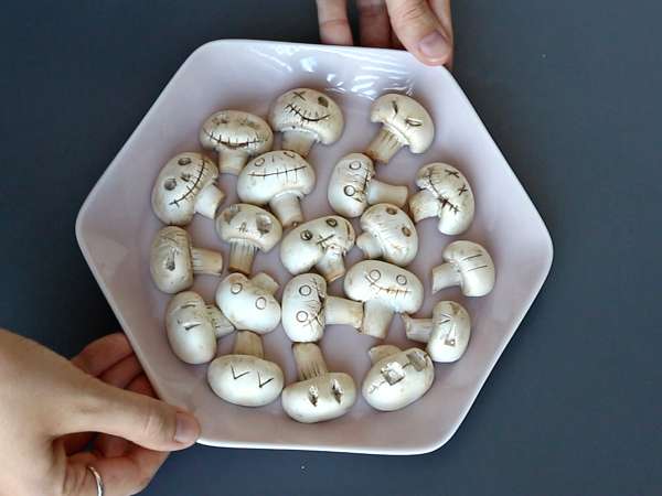 Mini folhados de Halloween com cogumelos e queijo cremoso - Preparação Passo 5