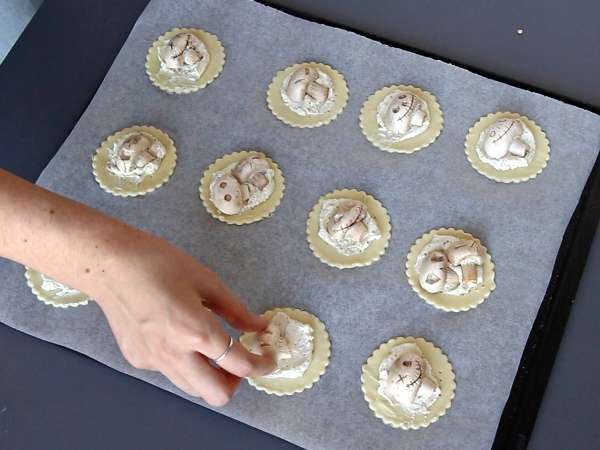 Mini folhados de Halloween com cogumelos e queijo cremoso - Preparação Passo 6