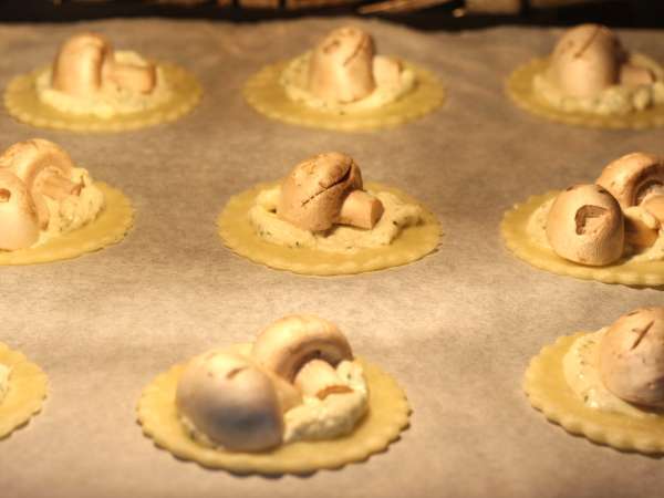 Mini folhados de Halloween com cogumelos e queijo cremoso - Preparação Passo 7