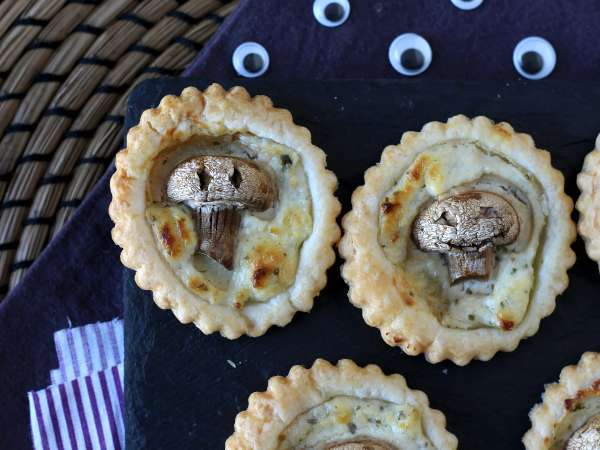 Mini folhados de Halloween com cogumelos e queijo cremoso - Preparação Passo 8