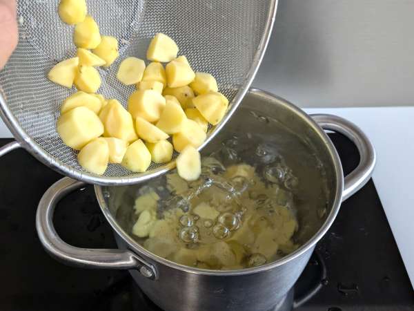 Batatas cacio e pepe: o toque italiano que transforma qualquer refeição - Preparação Passo 2