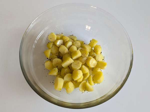 Batatas cacio e pepe: o toque italiano que transforma qualquer refeição - Preparação Passo 4