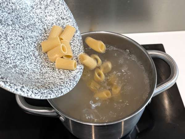 Macarrão gratinado com bechamel e cogumelos: o prato cremoso, gourmet e fácil de fazer - Preparação Passo 5
