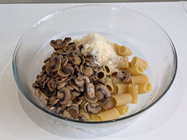Macarrão gratinado com bechamel e cogumelos: o prato cremoso, gourmet e fácil de fazer - Preparação Passo 6