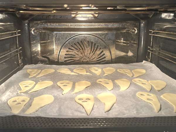 Biscoitos fantasmas: a receita de Halloween mais fácil e divertida para fazer com as crianças - Preparação Passo 4