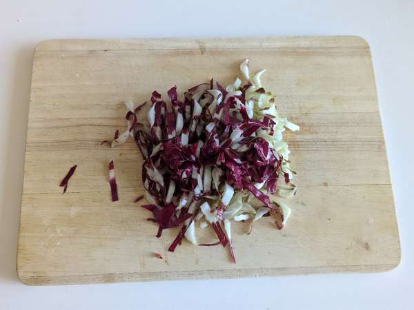 Massa cremosa com radicchio, bacon crocante e nozes: receita rápida, sofisticada e irresistível - Preparação Passo 1