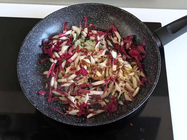 Massa cremosa com radicchio, bacon crocante e nozes: receita rápida, sofisticada e irresistível - Preparação Passo 2