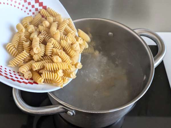 Massa cremosa com radicchio, bacon crocante e nozes: receita rápida, sofisticada e irresistível - Preparação Passo 3