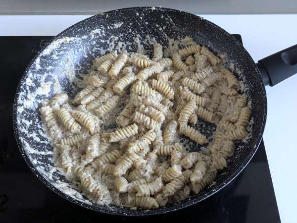 Massa cremosa com radicchio, bacon crocante e nozes: receita rápida, sofisticada e irresistível - Preparação Passo 6