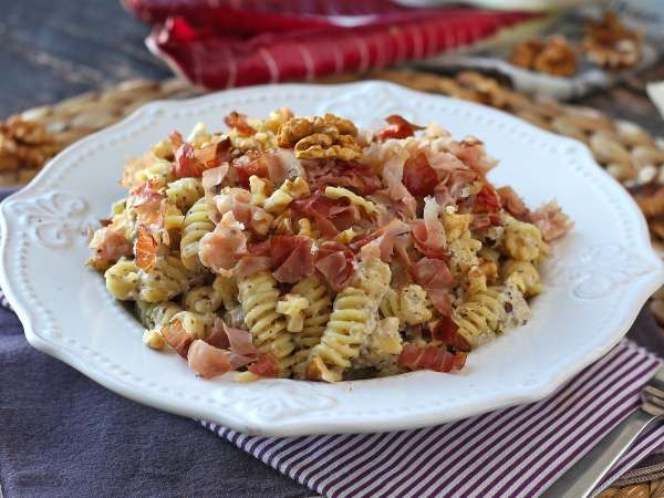 Massa cremosa com radicchio, bacon crocante e nozes: receita rápida, sofisticada e irresistível - Preparação Passo 7