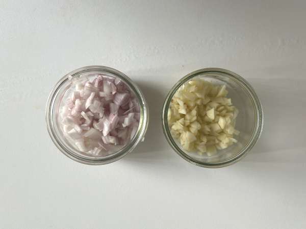 Gratinado de batatas com cogumelos: cremoso, aromático e impossível de resistir - Preparação Passo 2