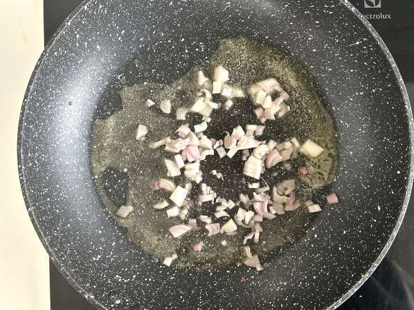 Gratinado de batatas com cogumelos: cremoso, aromático e impossível de resistir - Preparação Passo 4