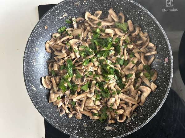 Gratinado de batatas com cogumelos: cremoso, aromático e impossível de resistir - Preparação Passo 6