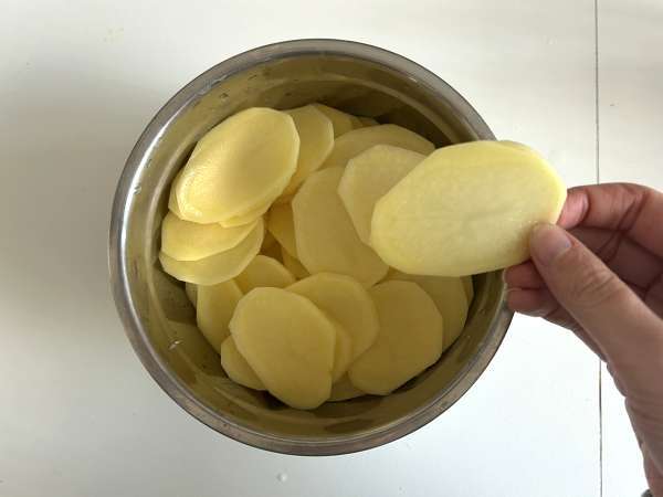 Gratinado de batatas com cogumelos: cremoso, aromático e impossível de resistir - Preparação Passo 7