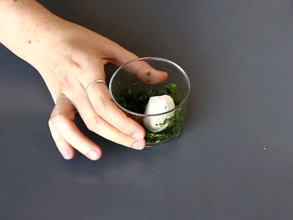 Bolinhas de queijo: leves, frescas e que vão brilhar no aperitivo - Preparação Passo 4