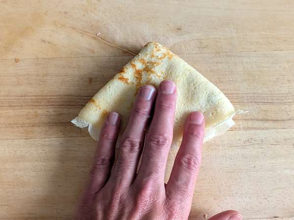 Crepe de ricota e cogumelos gratinado com bechamel: cremoso e irresistível - Preparação Passo 10