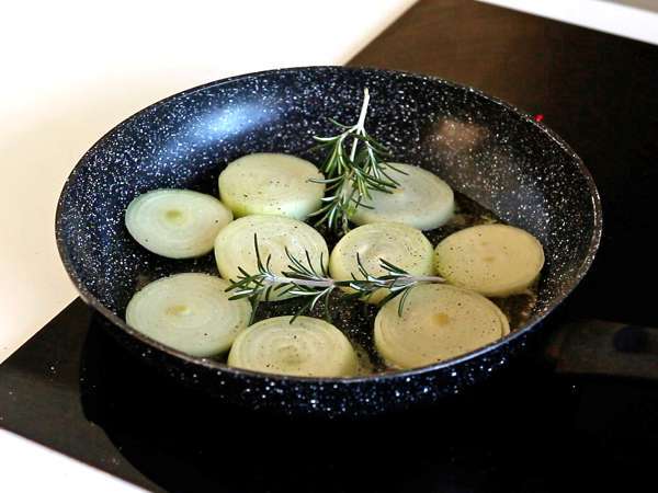 Tortinha invertida de cebola caramelizada com queijo de cabra - Preparação Passo 2