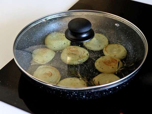 Tortinha invertida de cebola caramelizada com queijo de cabra - Preparação Passo 3
