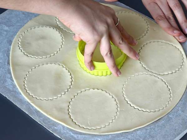 Tortinha invertida de cebola caramelizada com queijo de cabra - Preparação Passo 5