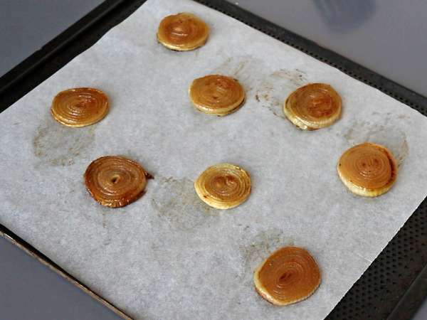 Tortinha invertida de cebola caramelizada com queijo de cabra - Preparação Passo 6