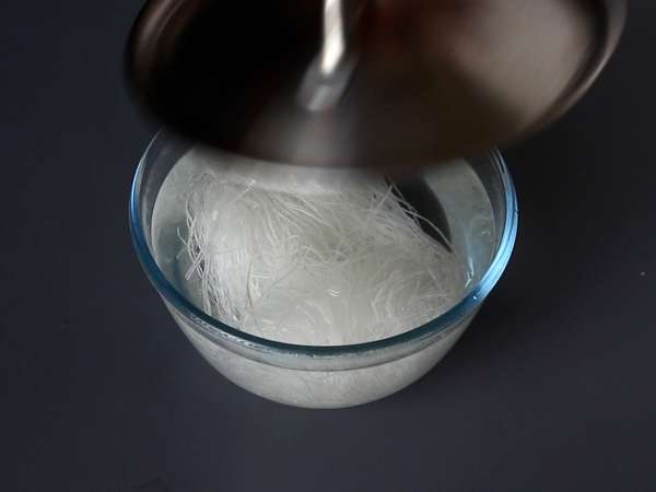 Salada de bifum (macarrão de arroz) com camarão e molho de amendoim, estilo rolinho primavera - Preparação Passo 2