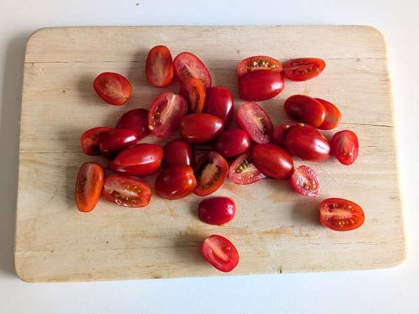 Espaguete com tomate-cereja e pinhões: uma receita cremosa e perfumada - Preparação Passo 1