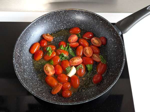 Espaguete com tomate-cereja e pinhões: uma receita cremosa e perfumada - Preparação Passo 2