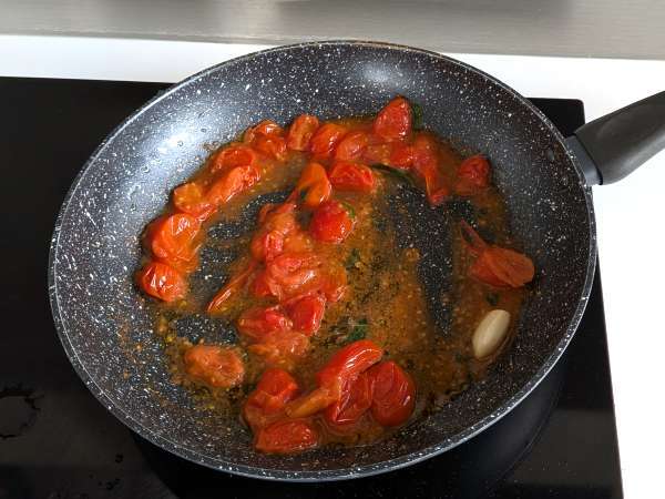 Espaguete com tomate-cereja e pinhões: uma receita cremosa e perfumada - Preparação Passo 3