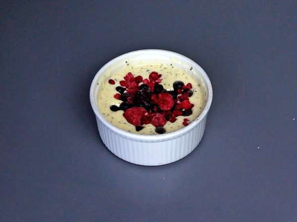 Bolo proteico de frutas vermelhas: simples, fofinho e perfeito para o pós-treino - Preparação Passo 3