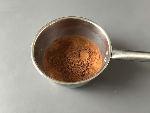 O melhor chocolate quente caseiro: denso, brilhante e cheio de sabor - Preparação Passo 1