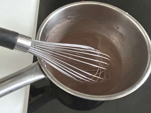 O melhor chocolate quente caseiro: denso, brilhante e cheio de sabor - Preparação Passo 3