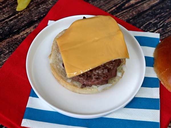 Cheeseburger, o famoso hambúrguer que todo mundo adora! - Preparação Passo 4