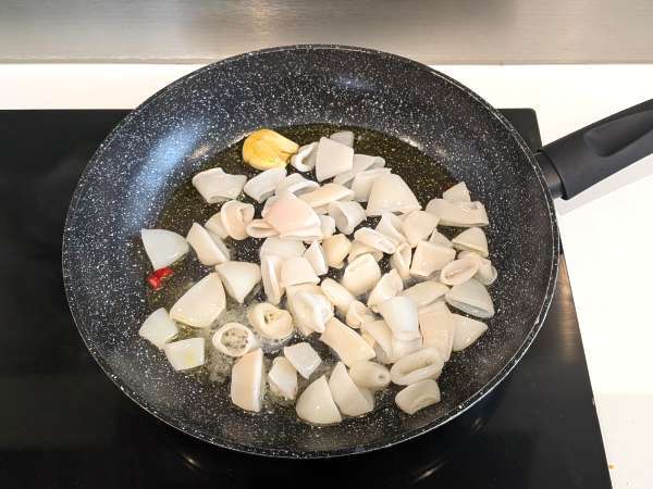 Macarrão com lula congelada e tomate-cereja: receita fácil - Preparação Passo 2