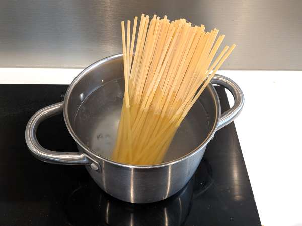 Macarrão com lula congelada e tomate-cereja: receita fácil - Preparação Passo 5