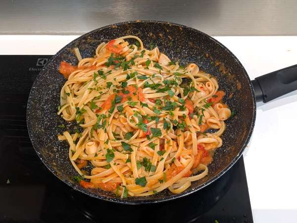 Macarrão com lula congelada e tomate-cereja: receita fácil - Preparação Passo 6