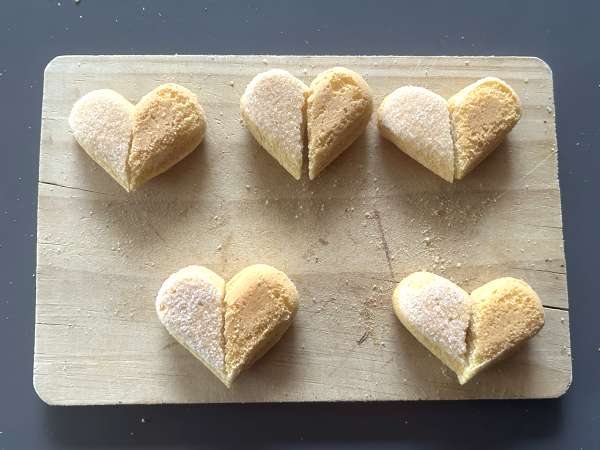 Corações de bolacha banhados em chocolate que derretem na boca e encantam à primeira mordida - Preparação Passo 4